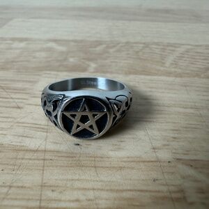 KILLSTAR GOTHIC BLACK & SILVER PENTAGRAM STAINLESS STEEL RING SIZE 8 BRAND NEW!
